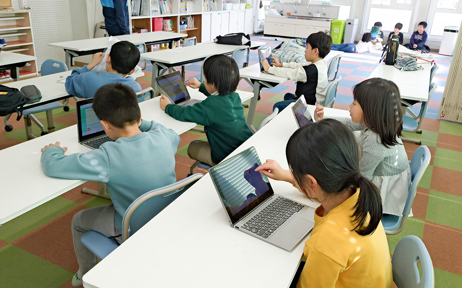 画像：タブレットパソコンで学習を行う様子
