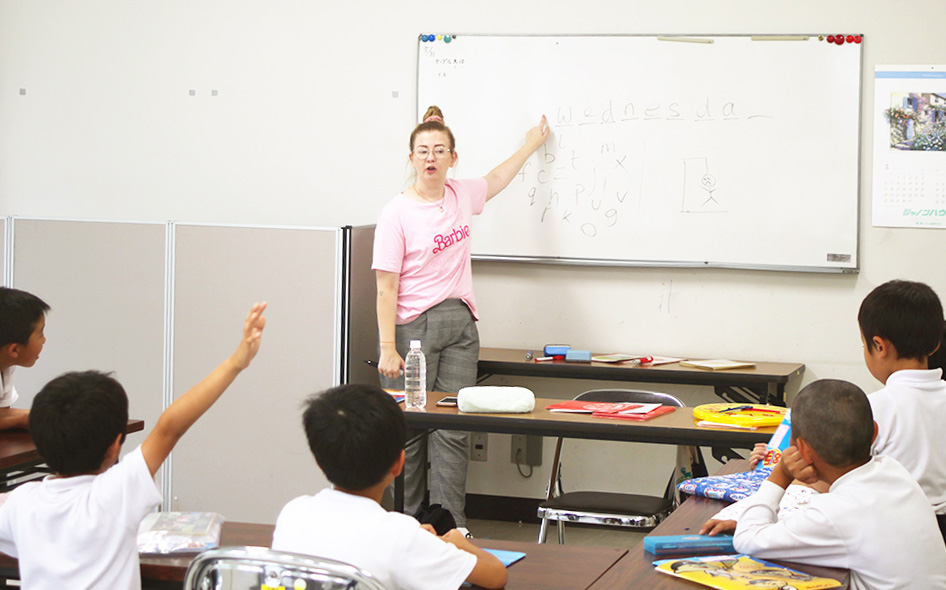 画像：外国人の女性が行う授業の様子