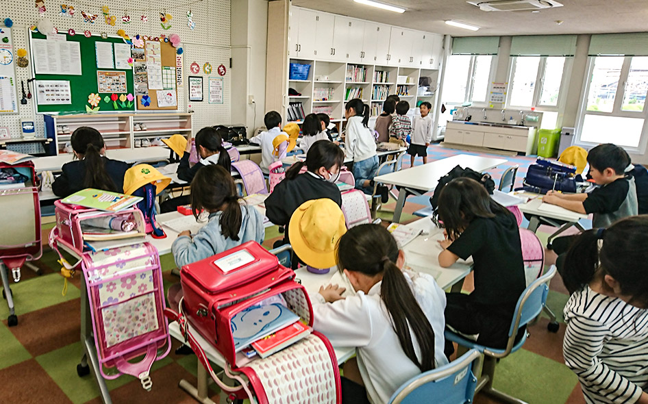 画像：教室で宿題を行う子どもたち