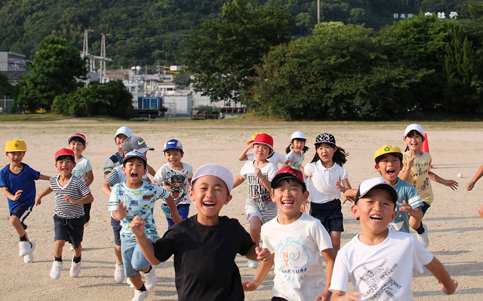 画像：グラウンドで遊ぶ子どもたち