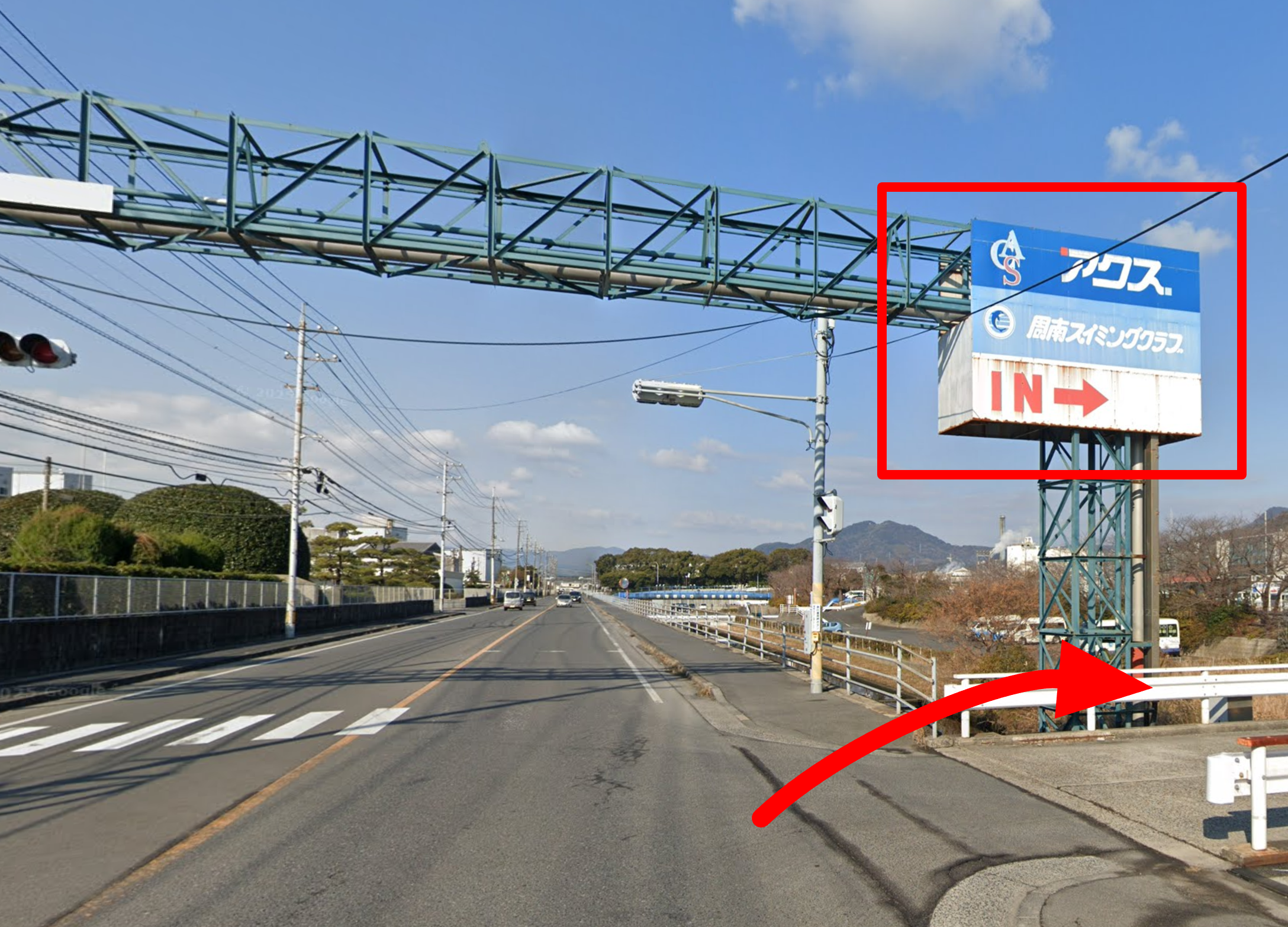 看板を過ぎてすぐ右折、周南スイミングクラブの建物が見える